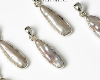 繊細な本物のバロックパールペンダントネックレス。スターリング