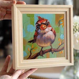 Liten söt fågel miniatyrmålning 10 x 10 cm handmålad dukkonst naturinspirerad skogsdekor liten inramad lantlig arbetsyta bordshylla