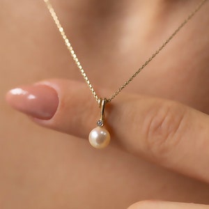 14K Gold Diamond Pearl Necklace for Women / Minimalist Gold Necklace with Tiny Pearl and Diamond / Gift for Her / Mothers Day Gift
