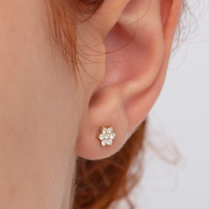 14K Gold Diamond Flower Earring/ Gold Flower Stud Earrings/ Gold Diamond Flower Woman Earring/ Gold Earrings/ Gift for Her/ Mothers Day Gift