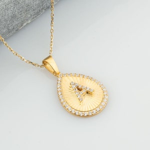 Collar con inicial de diamante en oro estriado de 14 quilates para mujer/Collar con letra personalizada/Regalos personalizados/Joyería personalizable para ella