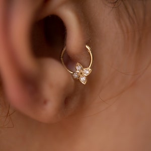 Aro para trago con flor de diamante en oro de 14 quilates / Aro con flor de diamante con cierre de clic / Aro para cartílago, hélice y trago / Regalo para ella