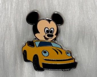 Disney Pin Baby Mickey Mouse Driving Yellow Car Trading Pin 2014 Kup 2 i otrzymaj 1 GRATIS do WYBORU