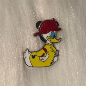 Disney Pin Trading ドナルド 消防士 ピンバッジ　ピンズ Mickey Firefighter Pin - Etsy