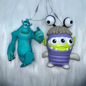 Disney Monster Inc. Conjunto de adornos navideños de 2 Sulley y Alien Remix Boo Compre 2 Obtenga 1 gratis de su ELECCIÓN