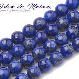 Peut inclure: Un brin de perles rondes et lisses en lapis-lazuli bleu foncé avec des inclusions de pyrite dorée. Les perles sont enfilées sur un fil transparent. Les perles mesurent environ 10 mm de diamètre.