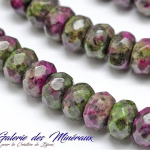 Peut inclure: Un brin de perles de pierres précieuses facettées vertes et roses. Les perles sont de forme irrégulière et ont une texture rugueuse et naturelle.