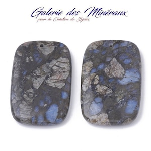Peut inclure: Deux pendentifs rectangulaires en pierre, de couleur gris foncé, bleu et blanc, avec un trou en haut pour la suspension.