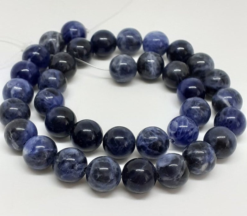 SODALITE-Edelstein aus Naturstein in einer Reihe runder Perlen in den Größen 6 mm, 8 mm und 10 mm: Schmuckherstellung und kreative Hobbys Bild 6