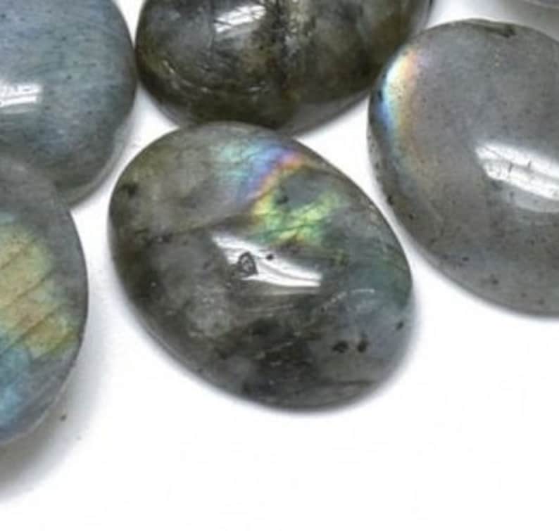 LABRADORITE pierre naturelle cabochon ovale en 14x10mm, 18x13mm, 25x18mm et 40x30mm : création bijoux, macramé et loisirs créatifs pour 1 pièce
