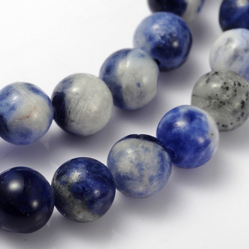 SODALITE-Edelstein aus Naturstein in einer Reihe runder Perlen in den Größen 6 mm, 8 mm und 10 mm: Schmuckherstellung und kreative Hobbys Bild 3