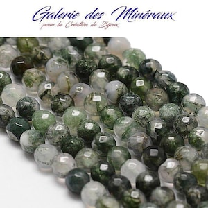 Peut inclure: Un brin de perles d'agate mousse, présentant un mélange de couleurs vertes et blanches. Les perles sont facettées et ont un aspect naturel et organique.