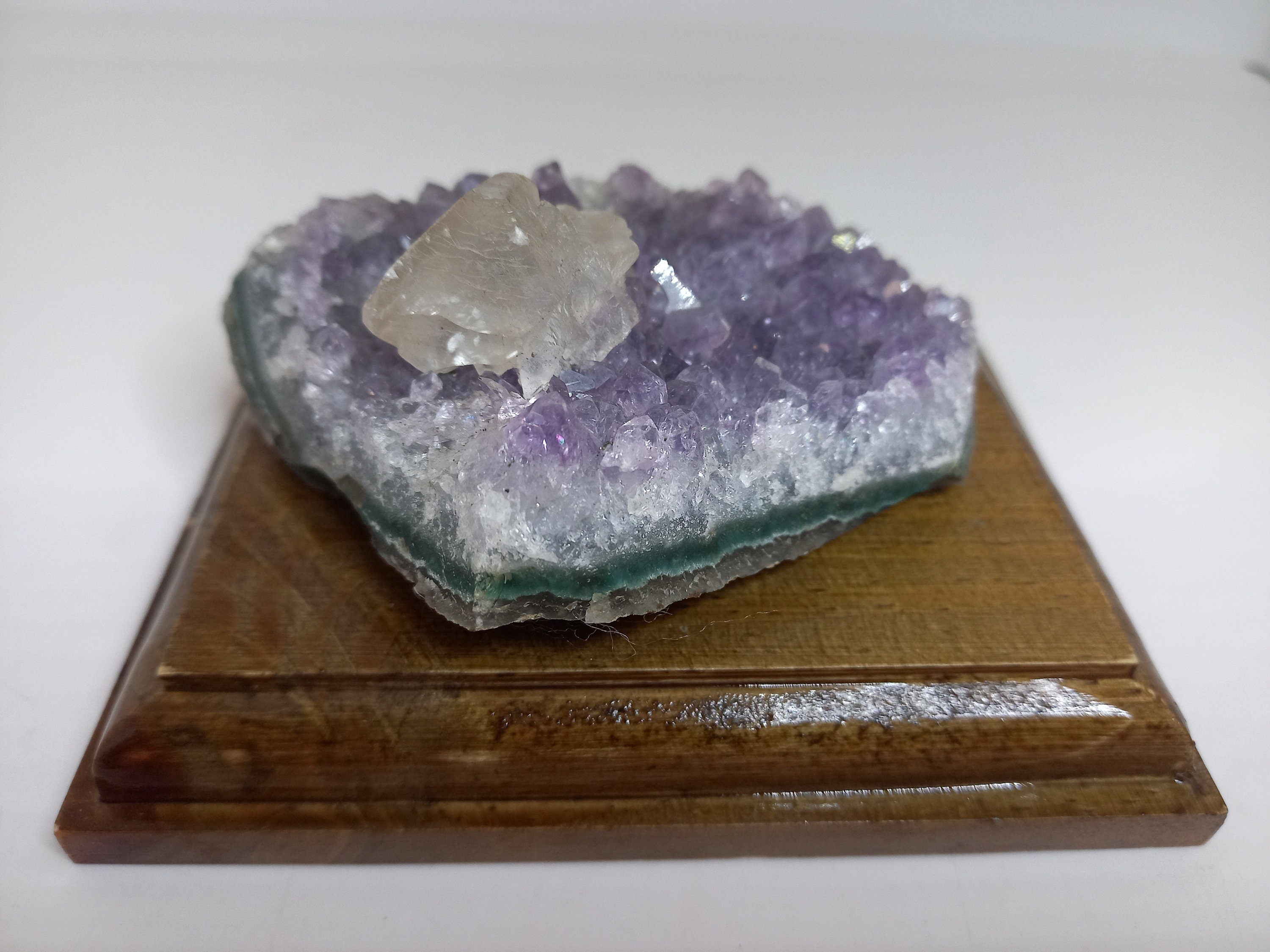 Druze Améthyste 233Gr sur Socle en Bois Lithothérapie Energies Positives
