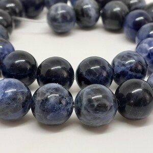 SODALITE-Edelstein aus Naturstein in einer Reihe runder Perlen in den Größen 6 mm, 8 mm und 10 mm: Schmuckherstellung und kreative Hobbys 10mm  (38 perles)