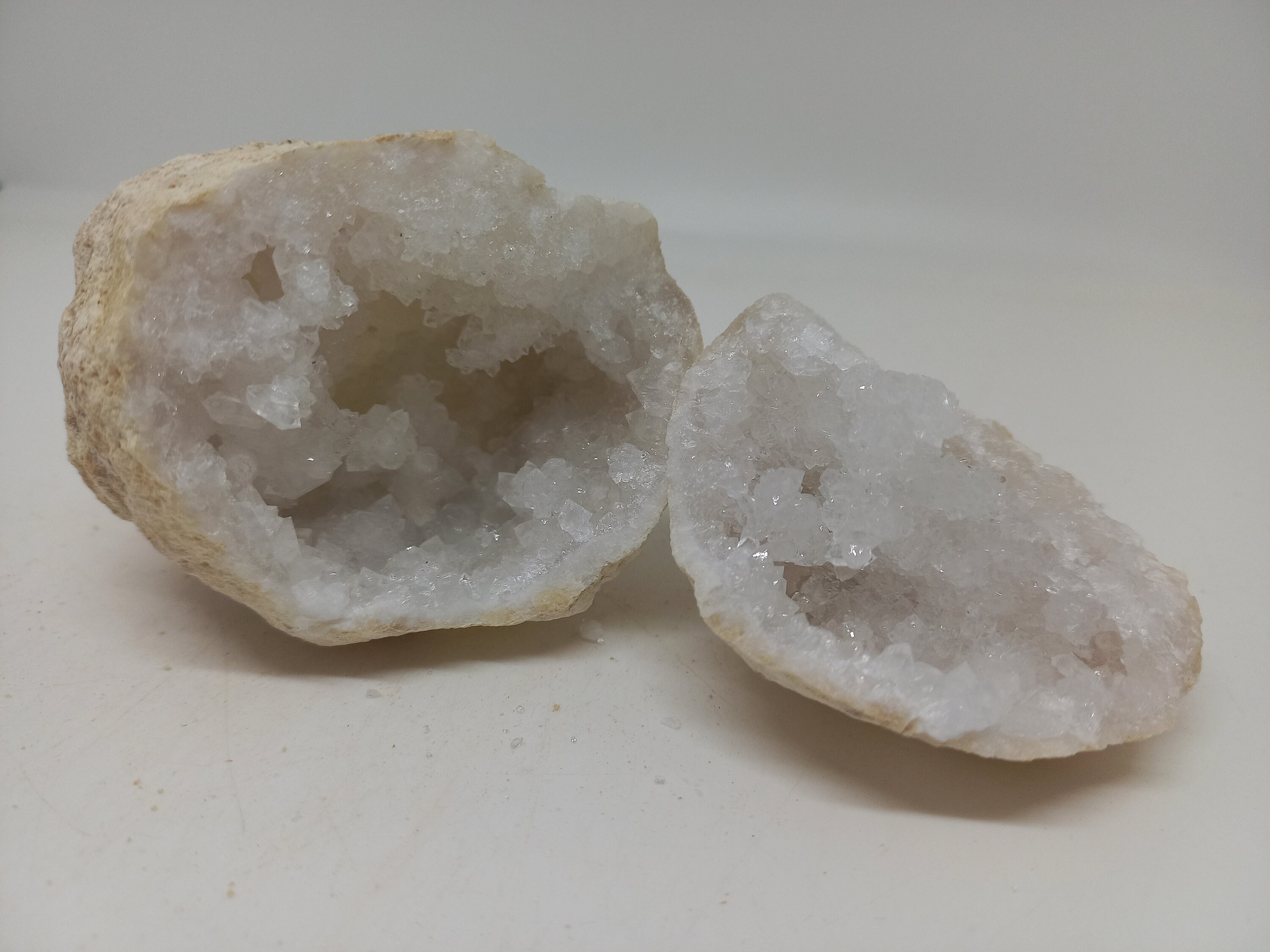 Géode Entière de Quartz 215Gr Lithothérapie Purification Energies Positives