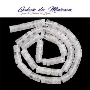 Peut inclure: Un collier de perles cylindriques en quartz transparent disposées en cercle sur un fond noir. Le texte Galerie des Minéraux pour la Création de Bijoux est visible en haut de l'image dans une police manuscrite bleu foncé.