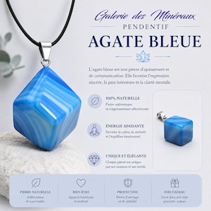 Può includere: Un ciondolo in agata blu a forma di cubo con motivi a bande bianche, sospeso a un cordino nero tramite una contromaglia in metallo argentato. L'immagine include testo in francese, come Galerie des Minéraux e Pendentif Agate Bleue, con icone.