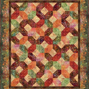 Può includere: Una trapunta rettangolare con un motivo geometrico di quadrati e rombi intrecciati in tonalità di rosso, arancione, verde e crema. Il design centrale è circondato da un bordo interno marrone scuro e da un ampio bordo esterno con motivi floreali.