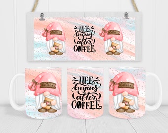 Op de afbeelding: Drie witte mokken met een roze en blauwe aquarel achtergrond. Elke mok heeft een cartoon-gnome die een kopje koffie vasthoudt. De tekst "LIFE begins (after) COFFEE" is op de mokken gedrukt.