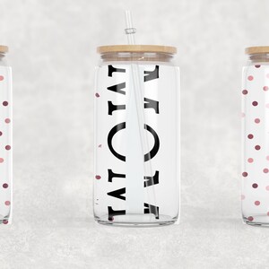 Puede incluir: Tres vasos de vidrio con tapas de bambú y pajitas. El vaso del centro tiene la palabra "FLY" escrita verticalmente y la palabra "TAT" escrita horizontalmente. Los vasos a cada lado tienen un patrón de lunares rosa y rojo.