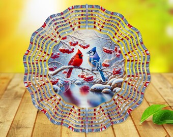 Könnte beinhalten: Ein dekoratives, mehrschichtiges Holzkunstwerk mit einer Winterszene, die einen roten Kardinal und einen blauen Häher auf einem schneebedeckten Ast mit roten Beeren zeigt. Der Rahmen hat ein wellenförmiges Design mit roten, goldenen und silbernen Akzenten.