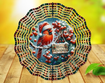 Könnte beinhalten: Dekorative Weihnachtskugel mit einem roten Kardinal mit Weihnachtsmütze, der auf einem Ast mit roten Beeren sitzt. Das Ornament hat ein wellenförmiges, mehrschichtiges Design mit der Aufschrift "Merry Christmas".