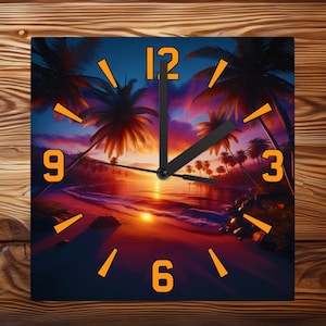 Op de afbeelding: Een vierkante klok met oranje cijfers op een zwarte achtergrond. De wijzerplaat heeft een zonsondergangscène met palmbomen en een strand. De tijd is 7:00 uur.