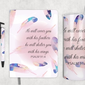 Może przedstawiać: Różowy i biały kubek z akwarelowym wzorem piór i tekstem "He will cover you with his feathers he will shelter you with his wings PSALM 91:4".