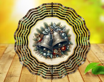 Peut inclure: Une assiette décorative sur le thème de Noël avec un bord festonné. L'assiette présente une image centrale de deux cloches argentées entourées de verdure festive, d'ornements rouges et argentés. Le bord a un motif répétitif de rayures dorées et noires.