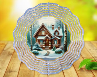 Peut inclure: Un mobile à vent bleu et blanc avec une scène d'hiver d'une maison recouverte de neige dans une forêt. La maison a un toit rouge et des bordures blanches. Les arbres sont nus et recouverts de neige. Le mobile à vent est en métal et a une forme circulaire.