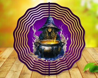 Peut inclure: Un mobile en métal violet et or avec une sorcière remuant un chaudron de liquide bouillonnant. La sorcière porte un chapeau pointu noir et une robe bleue.