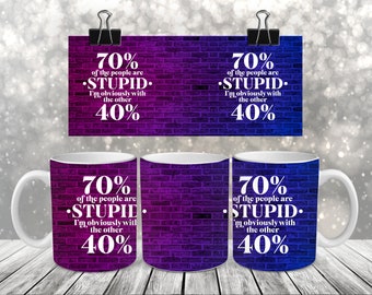 Könnte beinhalten: Weiße Keramik-Tasse mit einem lila und blauen Backsteinmauer-Design. Die Tasse zeigt den Text "70% of the people are STUPID. I'm obviously with the other 40%" in Weiß. Ein passendes Schild ist oben angebracht.