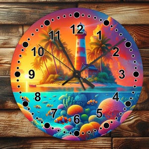 Puede incluir: Un reloj colorido con un faro y palmeras en la mitad superior y un arrecife de coral con peces en la mitad inferior. La esfera del reloj tiene números y manecillas negros.