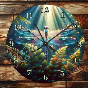 Peut inclure: Horloge murale ronde avec un motif de libellule. Le cadran de l'horloge présente une illustration détaillée d'une libellule aux ailes bleues, violettes et vertes, entourée de feuillage. Les aiguilles de l'horloge sont noires, et les chiffres sont dans une police classique.