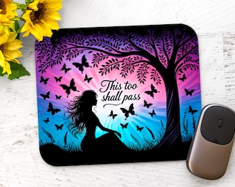 Podkładka pod mysz z nadrukiem sublimacyjnym – inspirujący cytat „To minie” – prostokątna podkładka pod mysz – natychmiastowe pobranie projektu PNG