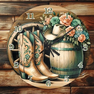Puede incluir: Un reloj de madera con un diseño rústico que presenta un sombrero de vaquero, botas y un barril. La esfera del reloj tiene números romanos y una aguja negra. El fondo es una pared de madera.