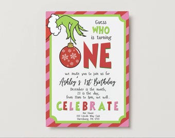 Pode incluir: Um convite de aniversário festivo com um design temático do Grinch. O convite apresenta o texto "Guess WHO is turning ONE" em vermelho e verde, juntamente com os detalhes da celebração do 1º aniversário de Ashley. O convite é emoldurado com listras vermelhas e rosas.