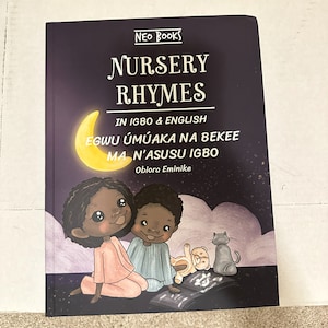 Könnte beinhalten: Ein Buchcover mit dunkelviolettem Hintergrund und einem Halbmond. Der Titel lautet "Nursery Rhymes in Igbo & English: Egwu Ùmùaka Na Bekee Ma N'Asusụ Igbo" von Obiora Eminike. Zwei Kinder, ein Mädchen und ein Junge, sitzen auf einer Wolke mit einer Katze und einem Teddybär. Das Buch ist mit einem sternenklaren Nachthimmel illustriert.