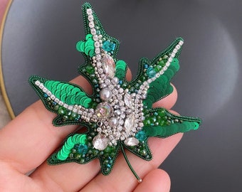 Broche de feuille verte faite à la main, bijoux de plantes brodées, cadeau pour maman, cadeau personnalisé de Noël, épingle en cristal de strass perlé, bijou d'anniversaire