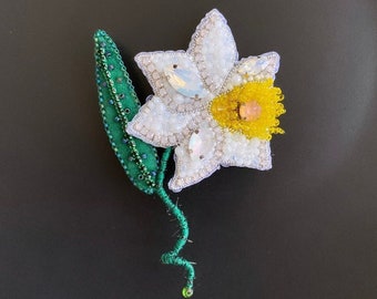 Handmade Narcissus Flower Brooch,Handcraft White Flower Pin, Narcissus Jewelry,Beaded Narcissus Jewellry,Embroidered Narcissus Pin,