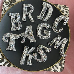 Letra con nombre hecha a mano, broche con nombre inicial, regalo con letra de Swarovski, pin para mujer, diseño único de letra, pin con nombre bordado