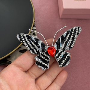 Broche de mariposa feito à mão com miçangas: broche de borboleta zebra, joia de inseto