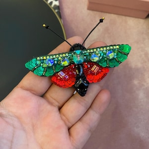 Broche de mariposa com miçangas feito à mão: broche de inseto bordado em 3D