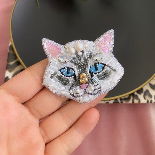 Broche/pendentif fait main tête d'animal de compagnie, chat persan blanc brodé, accessoire pour chinchilla, épingle yeux bleus, bijoux personnalisés pour animal de compagnie