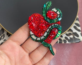 Épingle gothique faite à la main, broche de serpent de coeur, bijoux de bijoux de serpent fabriqués à la main, coeur avec accessoire de serpent, broche personnalisée cadeau, mauvais œil