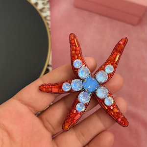 Handgemachte Perlenbrosche Seestern: Orange & Blaue Meerestier Anstecknadel