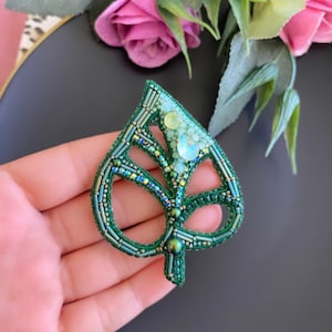 Broche de hoja verde hecho a mano, broche de hojas de Monstera hecho a mano, regalo para mamá, joyería de plantas con cuentas, joyería de hojas, perla de Swarovski, broche personalizado