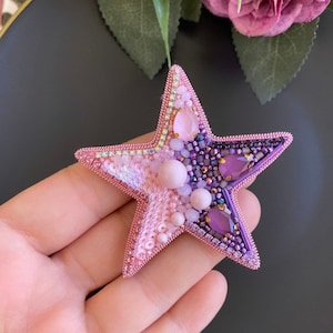 Handgemachte Perlenbrosche Stern: Swarovski Perlen, Lila & Pink