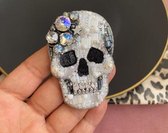 Bestickte Schädel Brosche, Handmade Scary Gothic Pin, Geschenk für Männer, Perlen Swarovski Ornament, Silber Kristall Schädel Schmuck, Silber Schädel