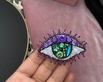 Handgefertigte Swarovski Kristall Evil Eye Brosche: Bunte Anstecknadel
